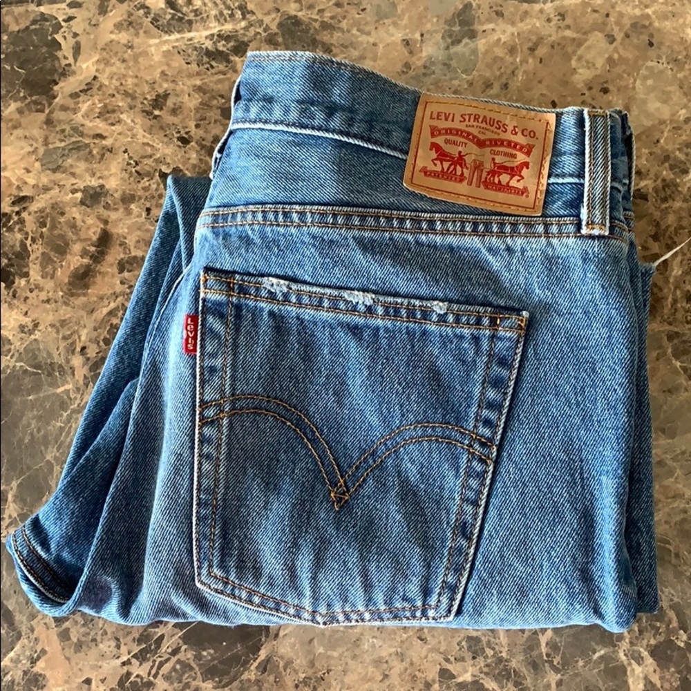 Distressed Frayed Levi Jeans